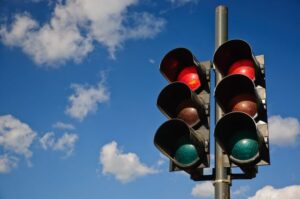 Ein Paar rote Ampeln vor blauem Himmel von Horia Varlan